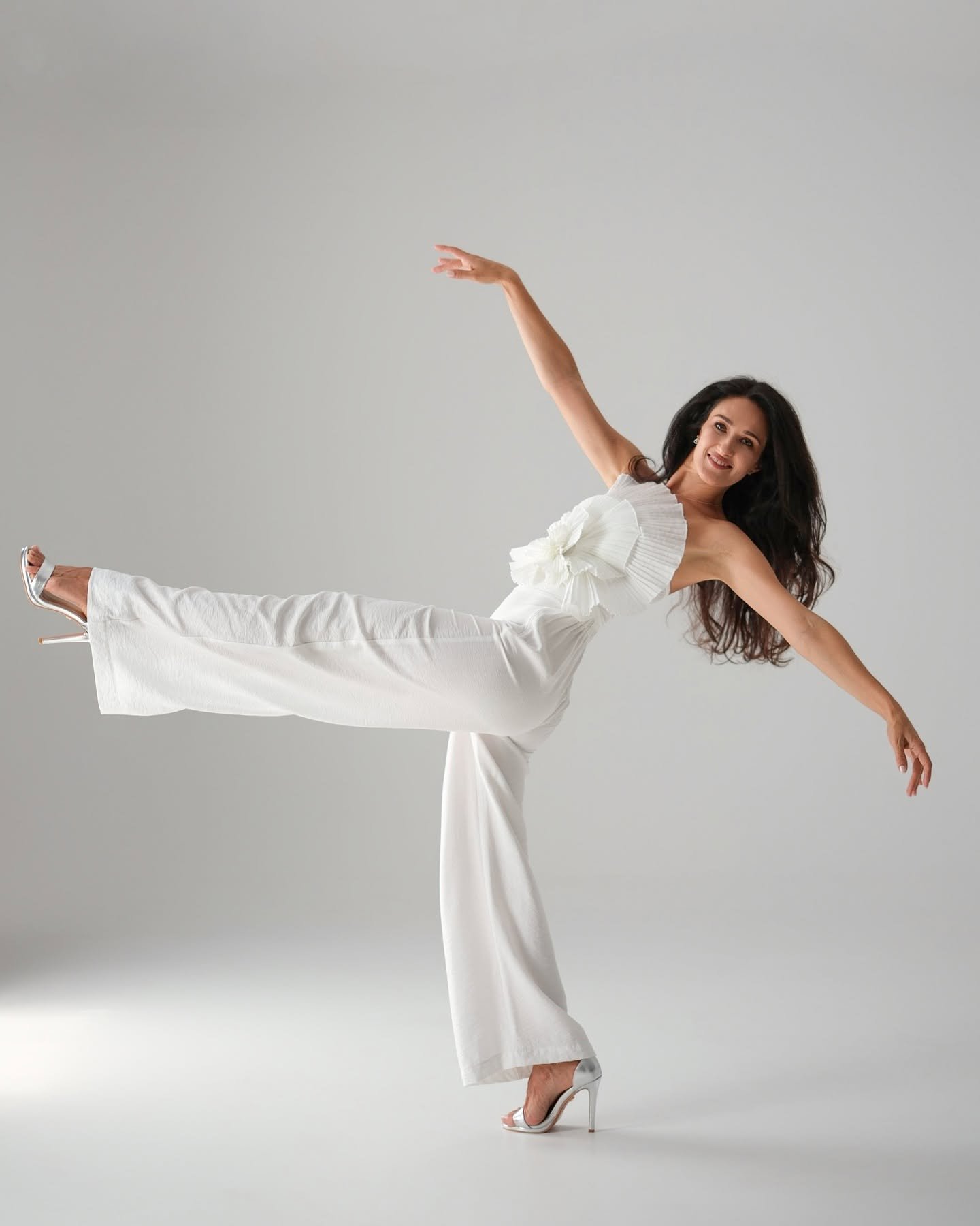 Dansatoare Alegria Dance Studio într-o poziție dinamică de dans modern