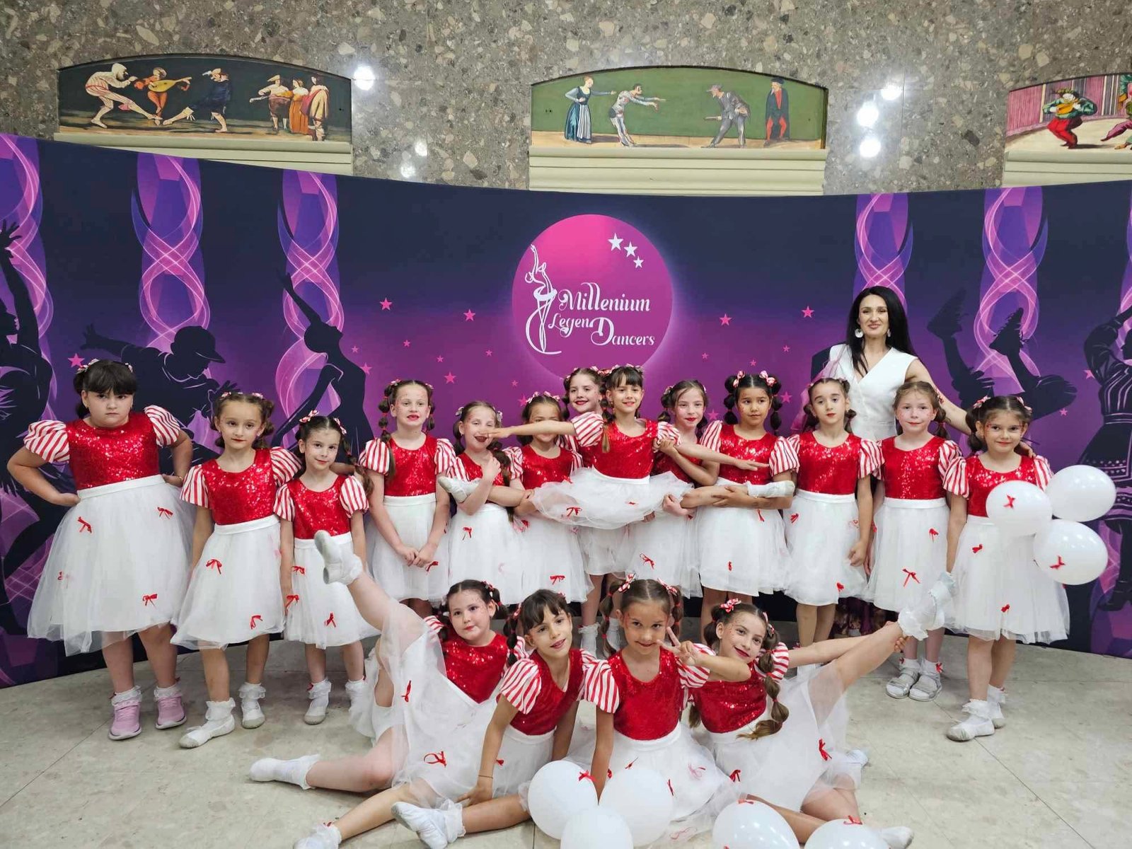 Grup de dansatoare Alegria cu instructoarea lor la Millenium LegenDancers