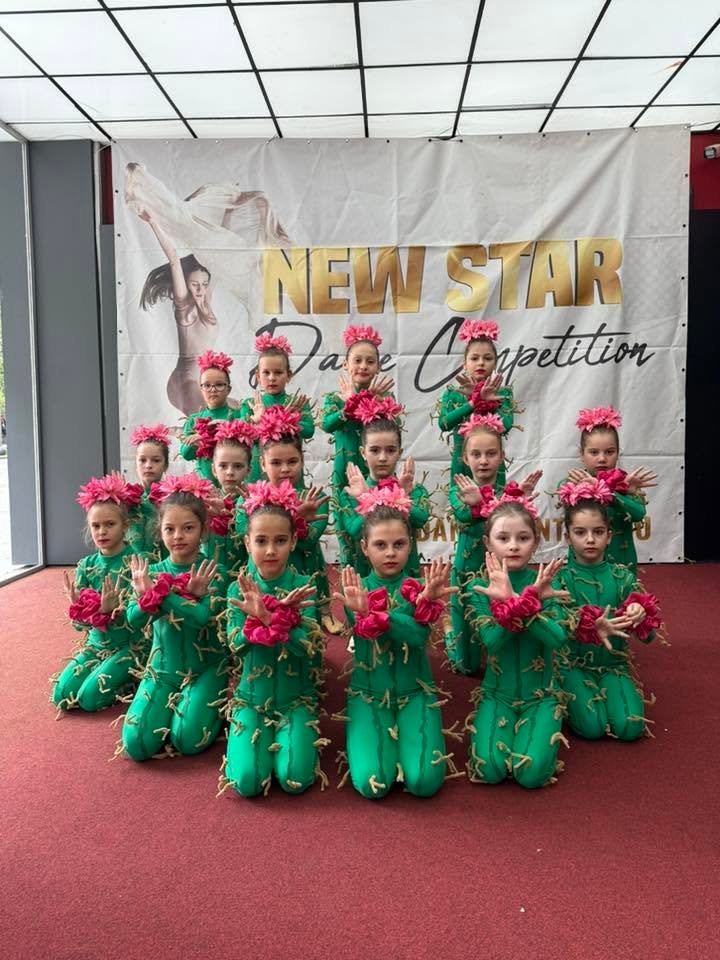 Grup de dansatoare Alegria costumate tematic la New Star Dance Competition
